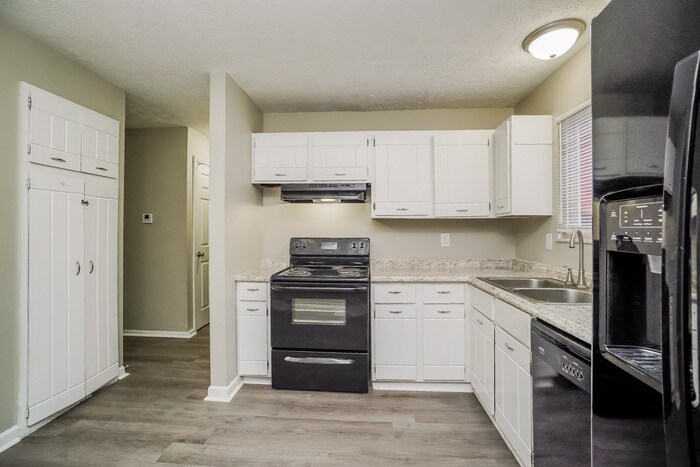 Building Photo - 3222 Fontaine Rd