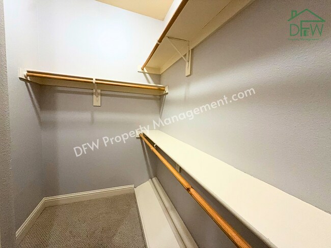 Building Photo - Elegant and Spacious 2-Bedroom Townhome with Rooftop View in Dallas