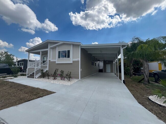 Building Photo - 282 Giraffe Dr