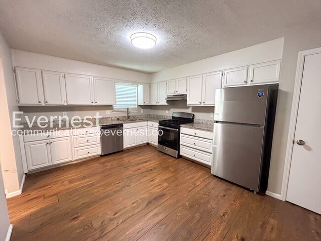 Building Photo - 5 Bed, 3 Bath Home with Garage / Pet-Friendly / Vouchers Accepted / Available Now!