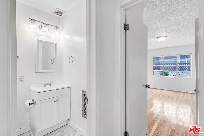 Building Photo - 1342 Yale St