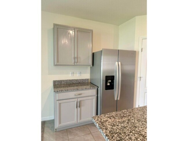 Building Photo - 4 bedrooms 2 bath house