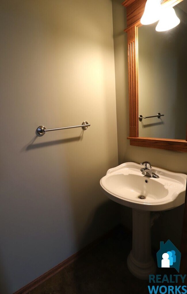 Building Photo - Large 3 Bedroom Town Home!