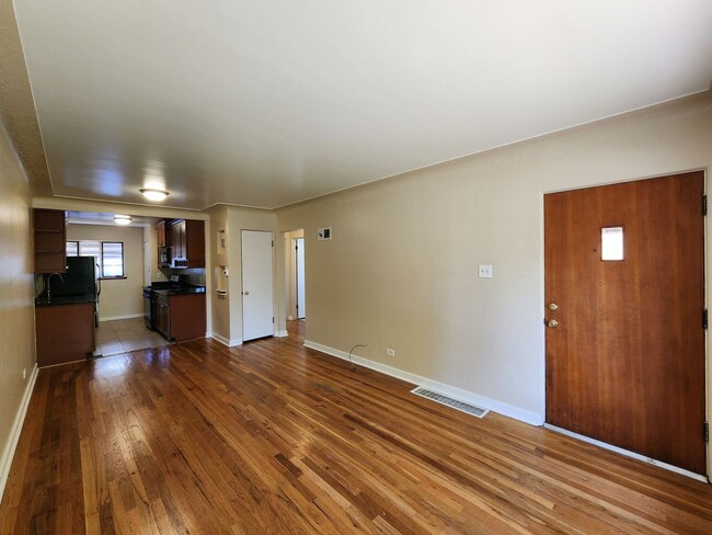 Building Photo - 2 Bed 1 Bath Unit In Great Location of Den...