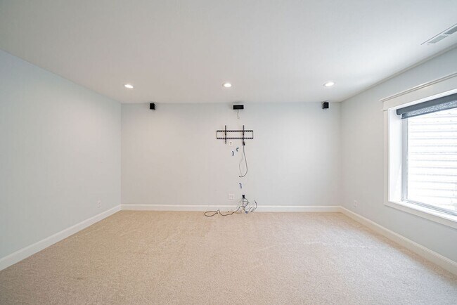 Building Photo - Stunning 5-Bed, 3-Bath Home in a Desirable...