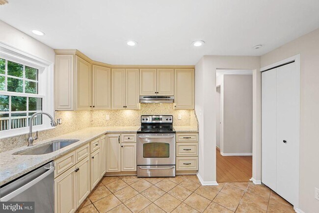 Building Photo - 6361 Woodland Ridge Ct