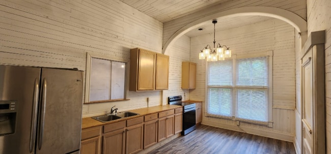 Building Photo - 605 N 4th St