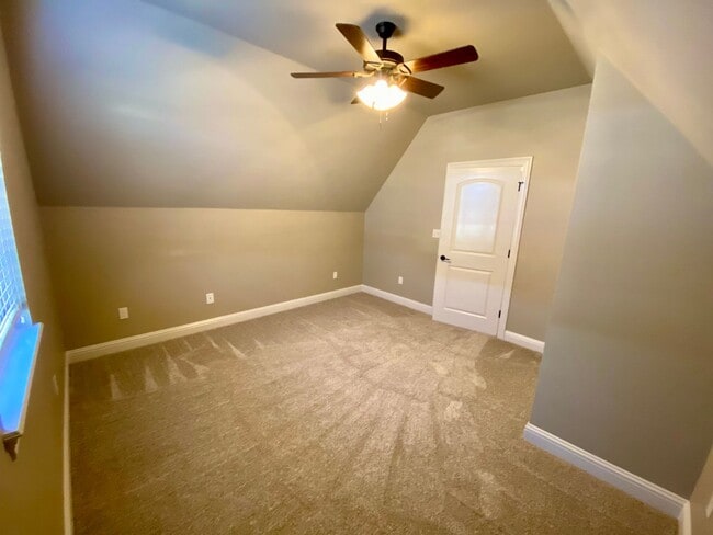 Building Photo - ** AVAILABLE JUNE 1ST ** STUNNING 4/3.5 IN...