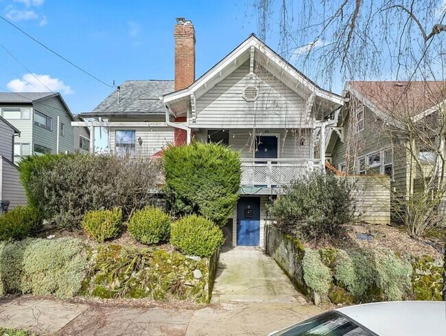 Building Photo - 125 NE Shaver St