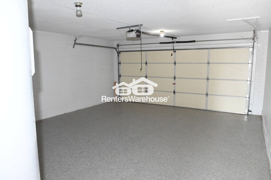 Building Photo - 2111 E Oxford Dr