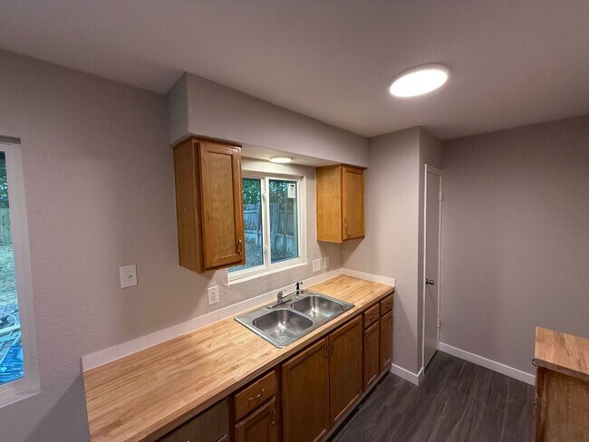 Building Photo - Cozy 4-Bedroom in East Austin!