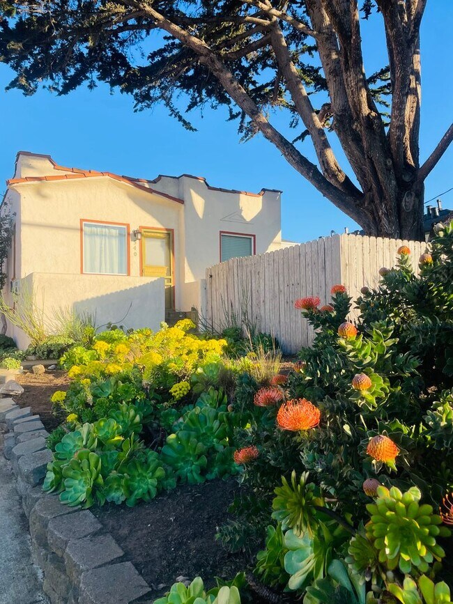 Building Photo - Charming 2 bedroom, 1 bath house in the Heights