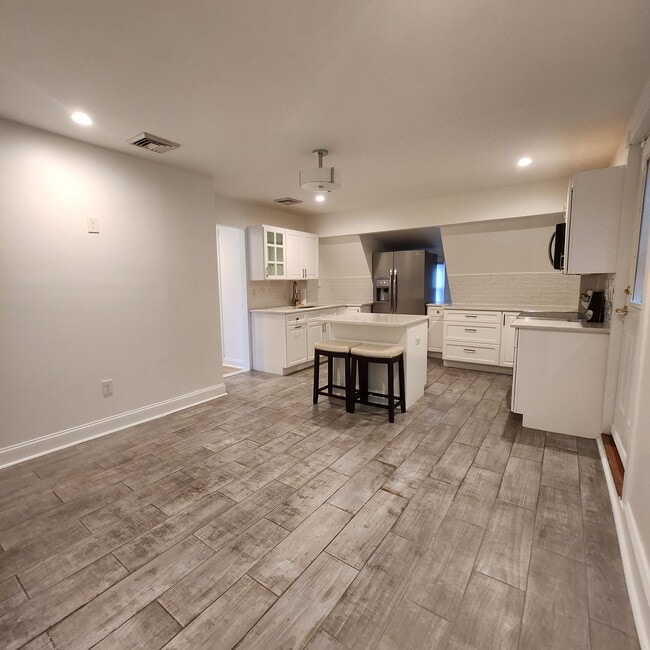 Living room/ kitchen - 609 Central Ave