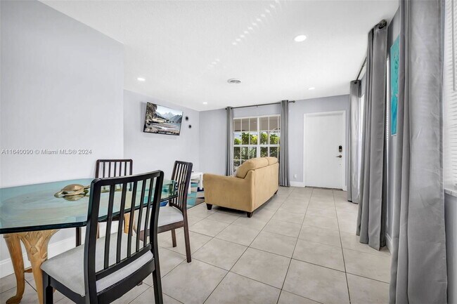 Building Photo - 2160 NE 56th St