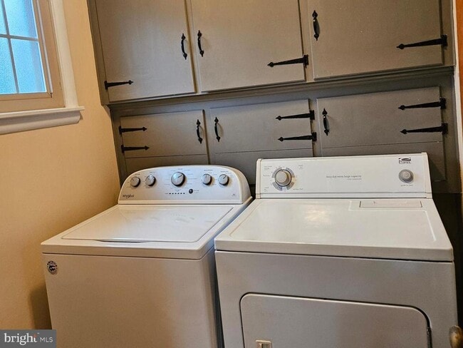 Building Photo - 56 Chapman Ave