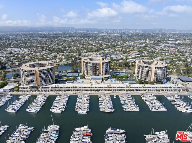 Building Photo - 4267 Marina City Dr