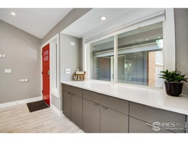 Building Photo - Recently Renovated and Updated 5 BR Townho...