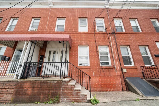 Building Photo - 164 Orient St
