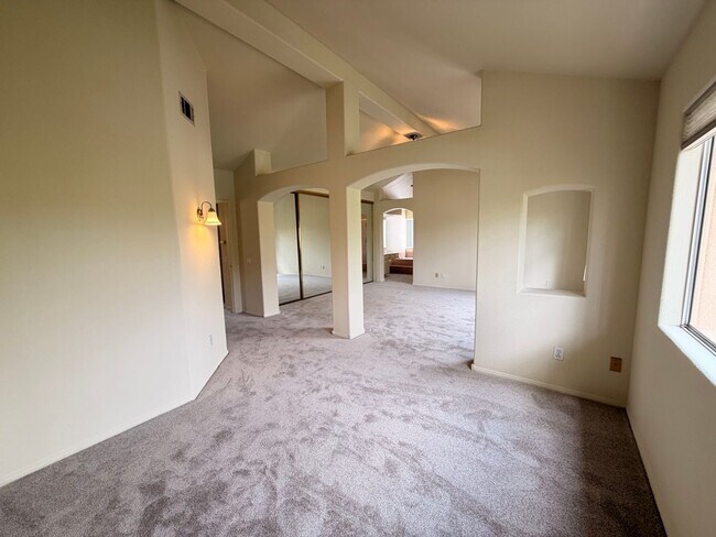 Building Photo - Beautiful 3 Bedroom, 2.5 Bathroom Newport ...