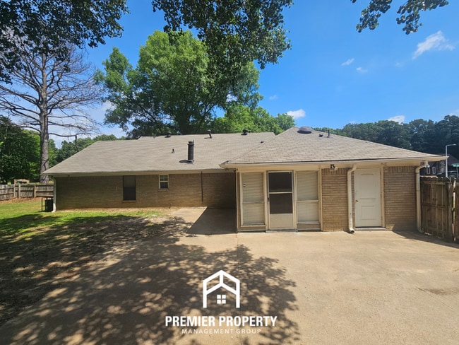 Building Photo - Huge 3BR/2BA Near Kirby | 1,774 Sq Ft, Hardwood Floors, Fireplace & Bay Window