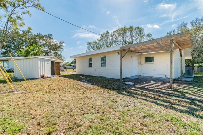Building Photo - Beautifully updated 3/2/1 1389 Sq. Ft. wit...