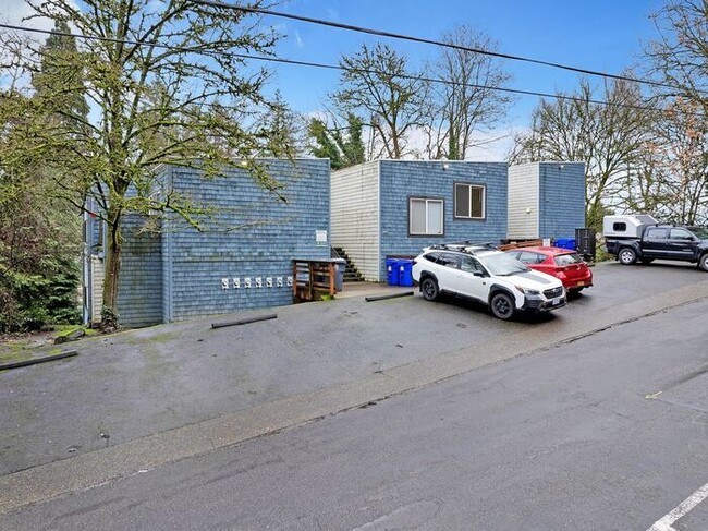 Building Photo - Lair Hill is offering a 1bed/1bath!! Get i...