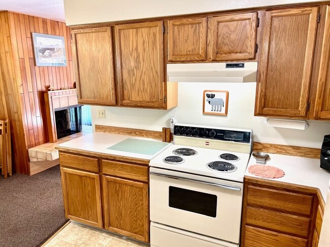 Building Photo - Downtown Furnished Two Bed Unit in Duplex-...