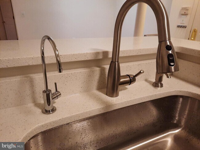 Building Photo - 7011 Falls Reach Dr