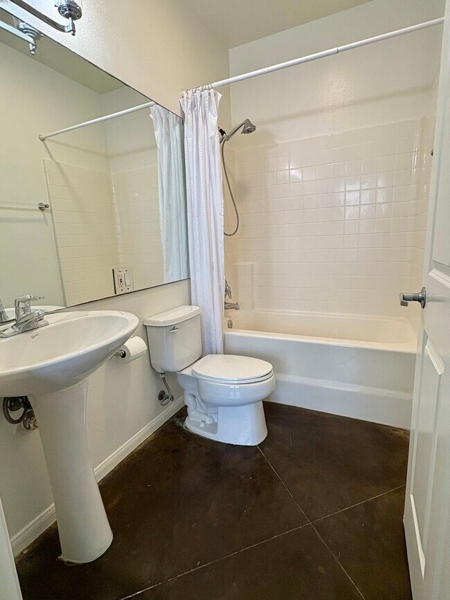 Building Photo - 2 Bedroom Condo in Downtown Ventura with O...