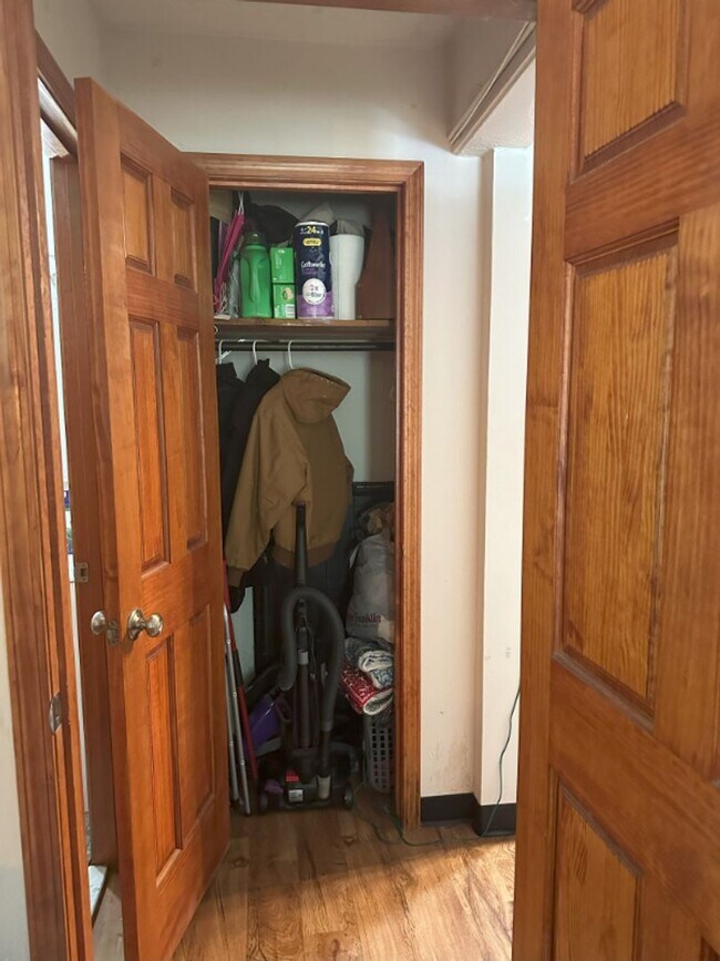 Building Photo - 1BR/1BA Main Level Unit Short Distance to ...