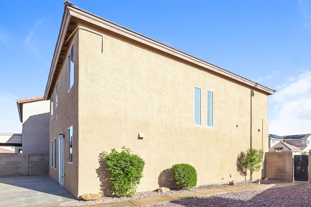 Building Photo - 992 White Glacier Ave