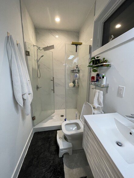 Master bathroom - 2113 N 5th St