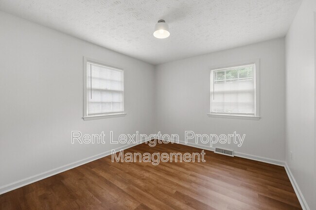 Building Photo - 3215 Aqueduct Dr
