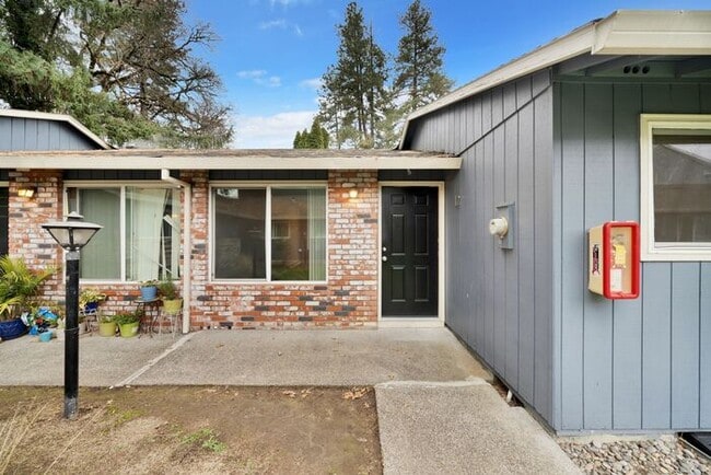 Building Photo - 3 Bedroom 1.5 Bathroom Apartment Home, Washer Dryer in Unit!