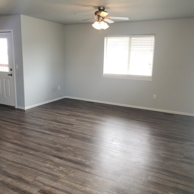 Building Photo - 412 N Sioux Blvd
