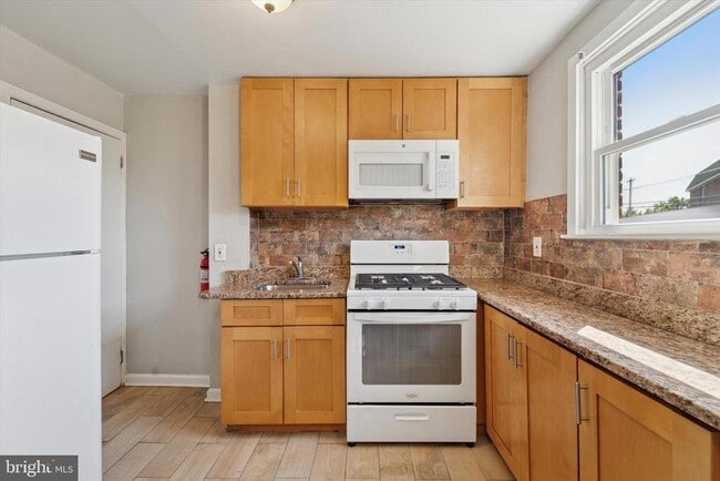 Building Photo - 2111 Delmar Dr