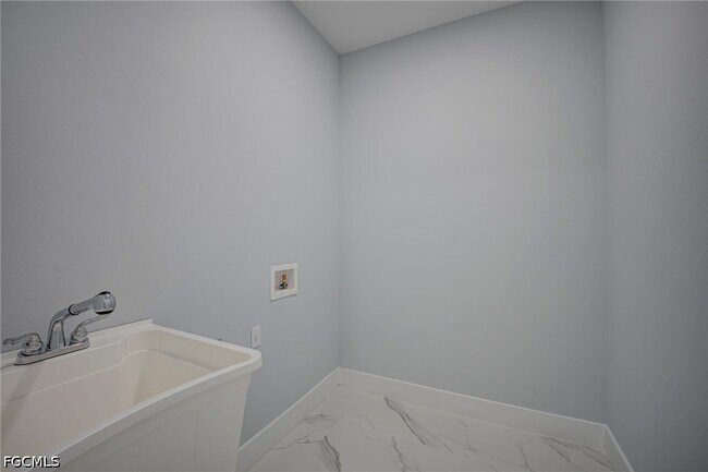 Building Photo - 872 Spaulding St E