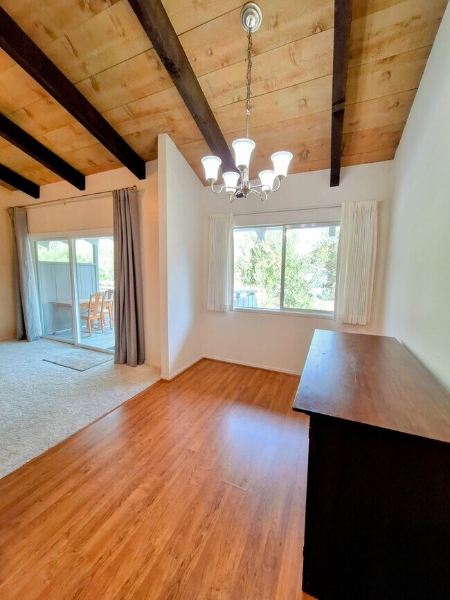 Building Photo - Spacious Second Floor 1bd Condo in Great P...