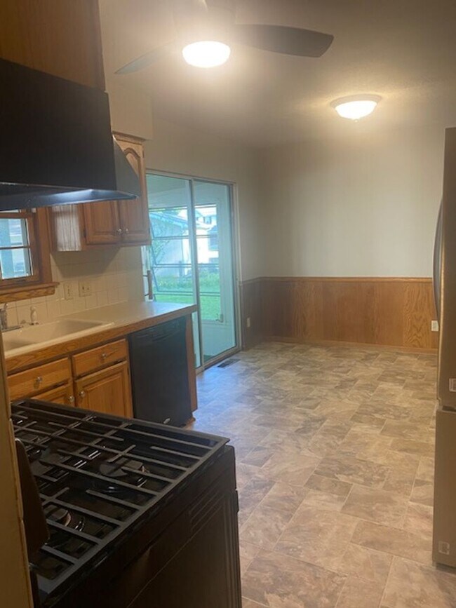 Building Photo - Ranch home with two car garage located on over 1/2 acre