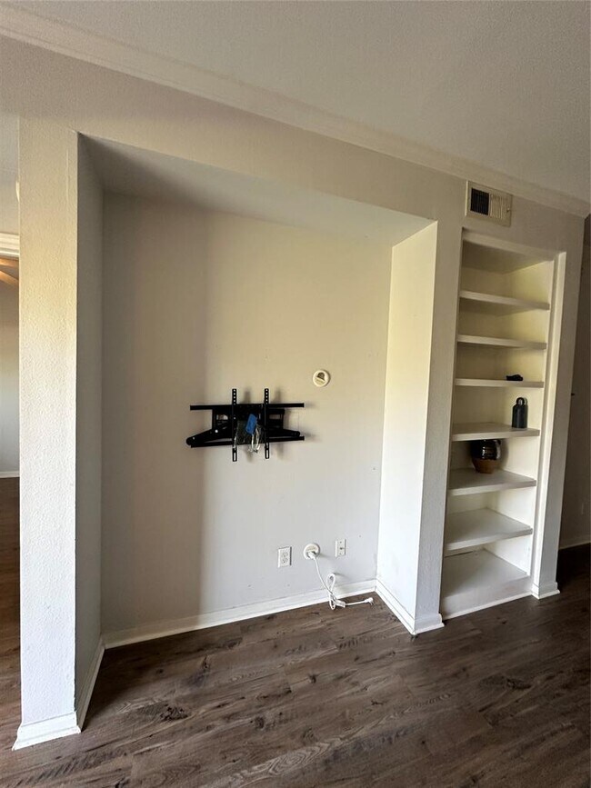 Building Photo - 6000 Shepherd Mountain Cove