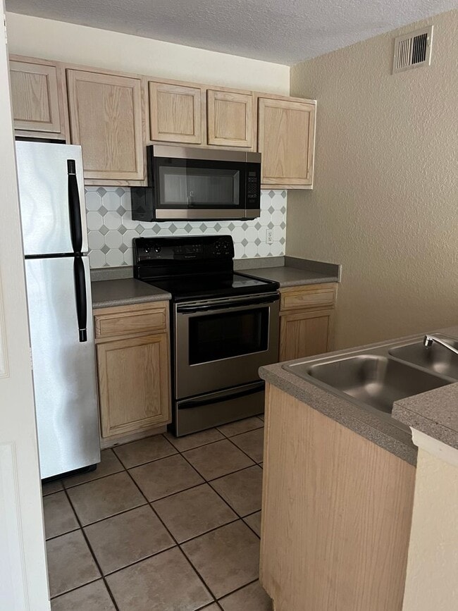 Building Photo - 8939 Latrec Ave