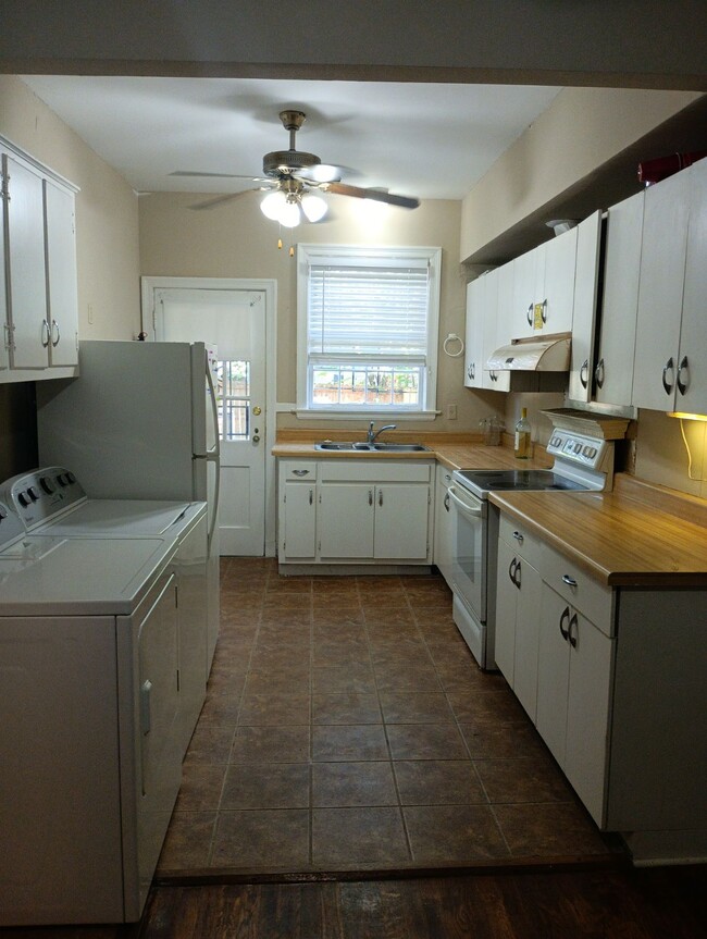 Kitchen - 1823 Evelyn Ave