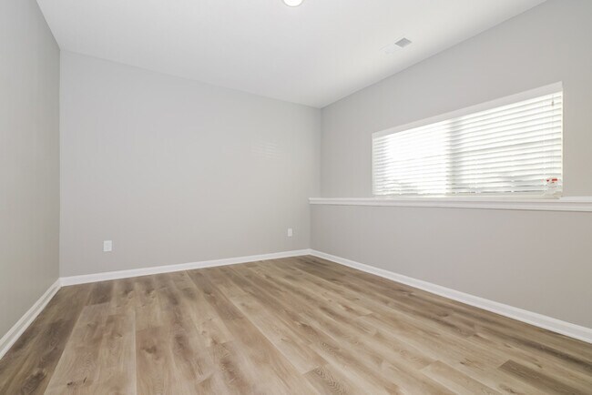 Building Photo - Fantastic 4bd/3ba home! Let yourself in!