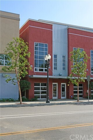 Building Photo - 940 E Civic Center Dr