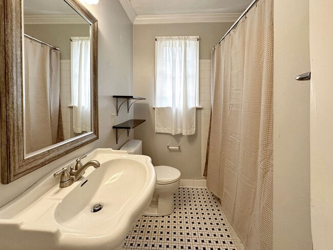 Building Photo - Fabulous Cape Cod in the West End!!  *MOVE...
