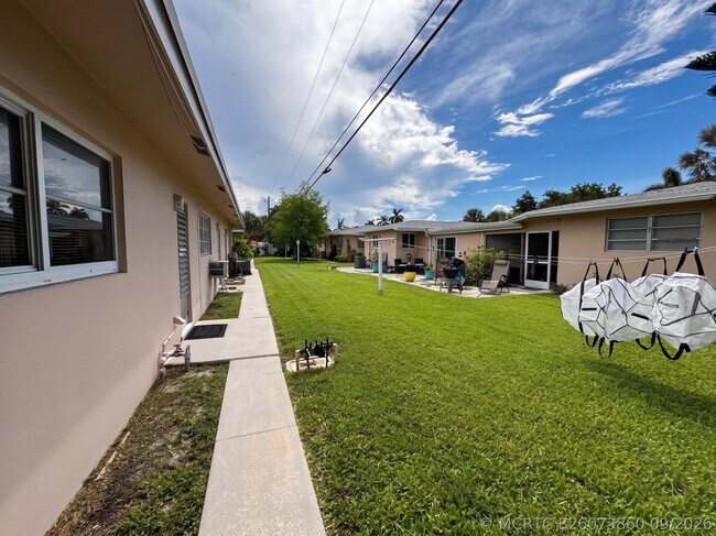 Building Photo - 1240 SE 3rd Ct