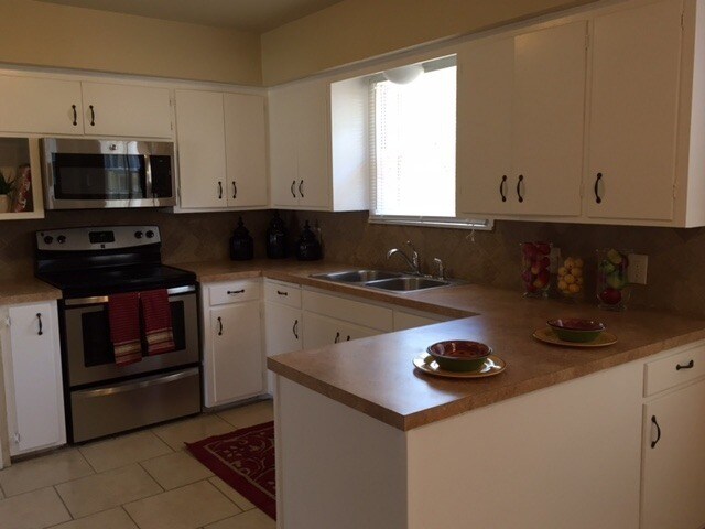 Building Photo - Huge Updated 4 Bedroom/2 Bath/2 Living Room House close to TTU - Available AUGUST