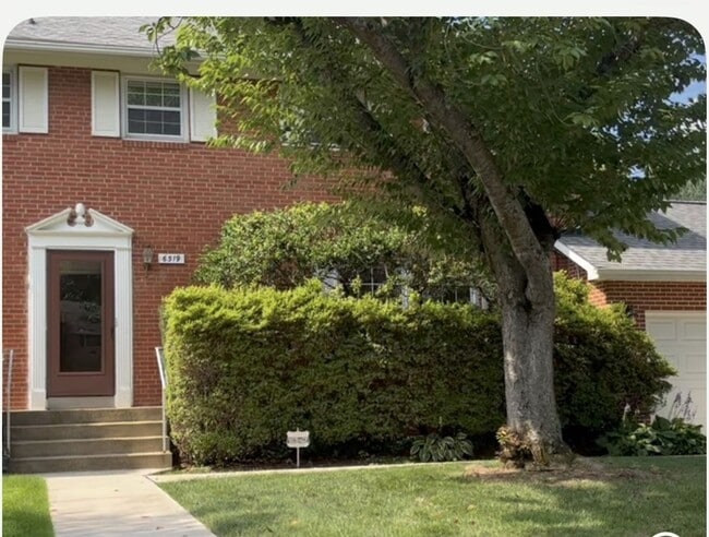 Building Photo - Beautiful Colonial In the Fernwood subdivision in Bethesda