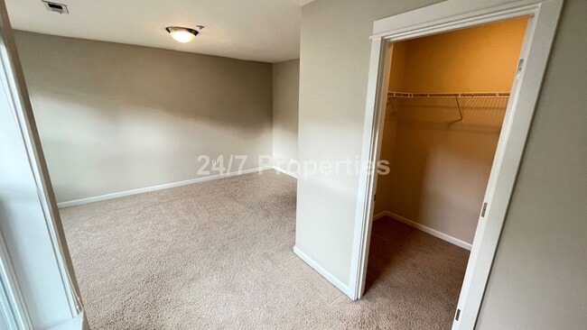 Building Photo - Beautiful 3 BD I 3.5 BA Townhome w/ Double...