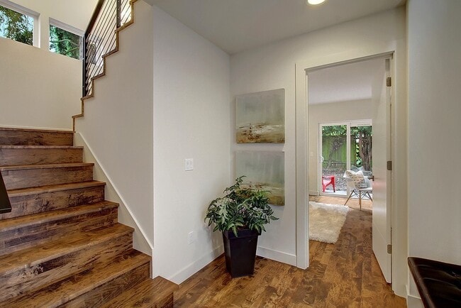 Building Photo - Luxurious 4 Bedroom Home with 2 Car Garage